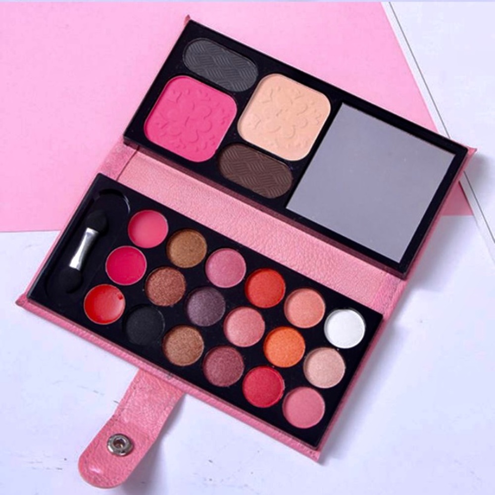 Gift idea? Yes please! La Melia 22 colors travel makeup kit.